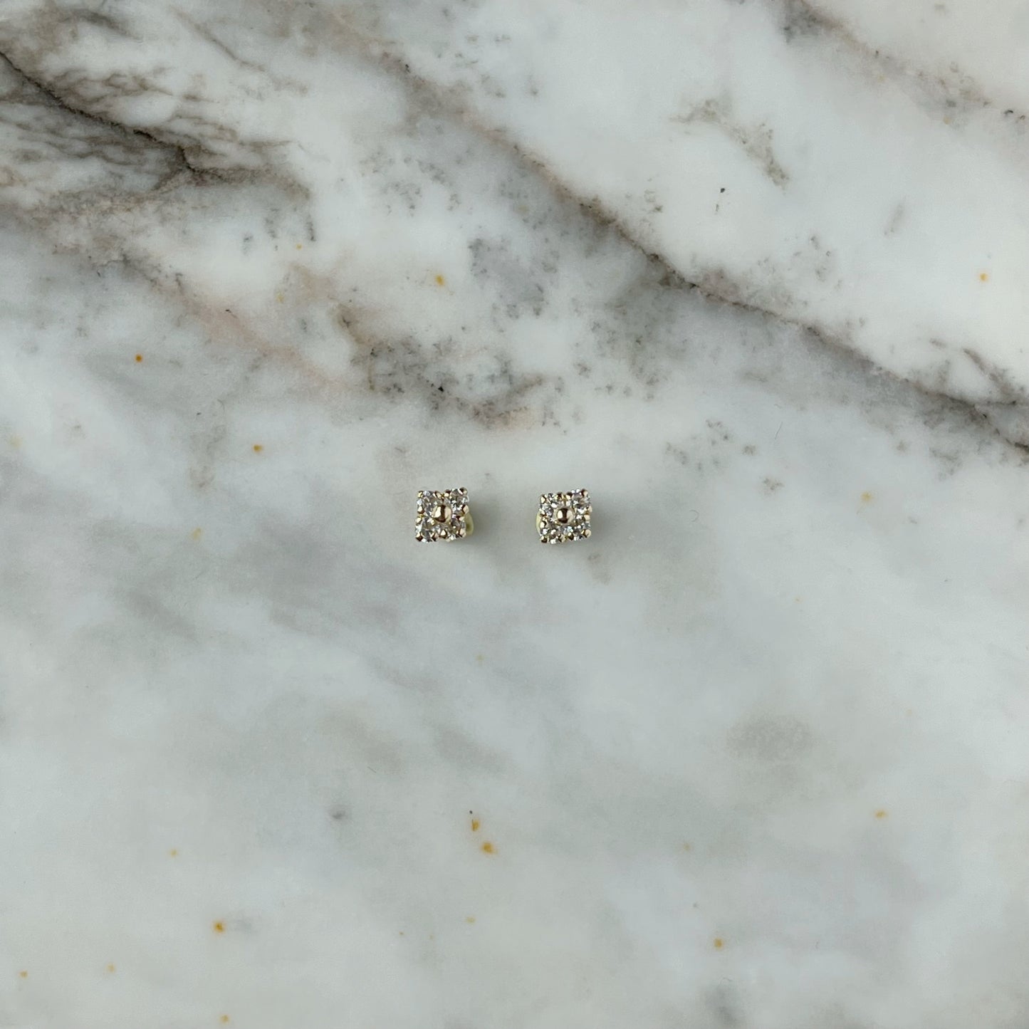 Aretes en oro amarillo 14k flores de circonitas blanca con bolita de oro en el centro con broche rosca
