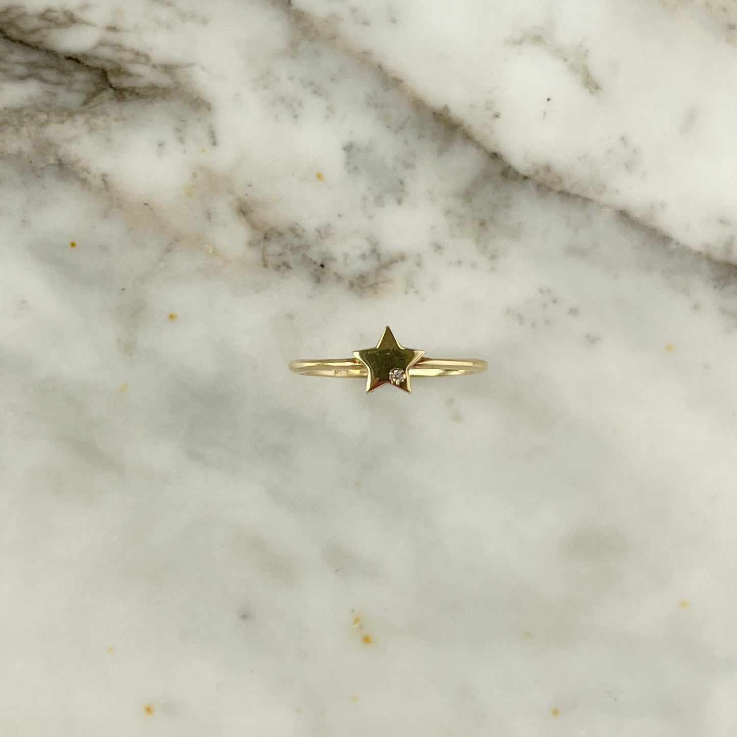 Anillo en oro amarillo 14k con estrella y diamante