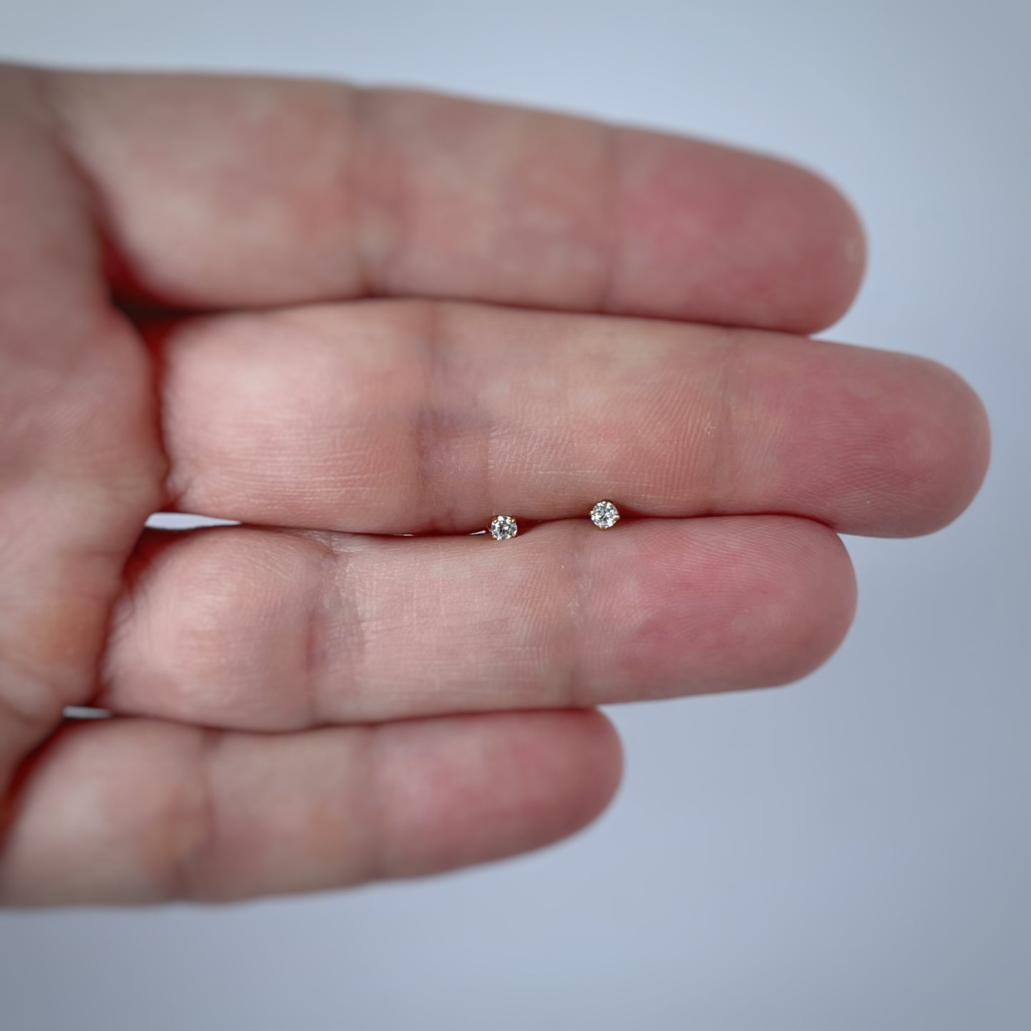 Aretes en oro amarillo 18k con circones de 2mm con broche rosca