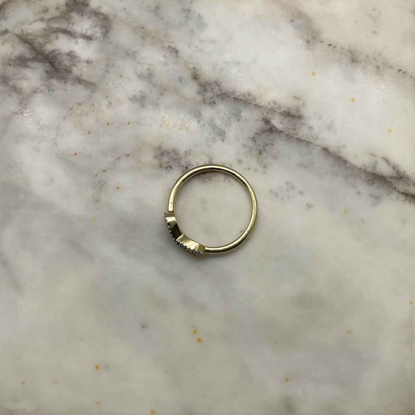 Anillo en oro amarillo 10k con infinito de diamantes 0.11ctw