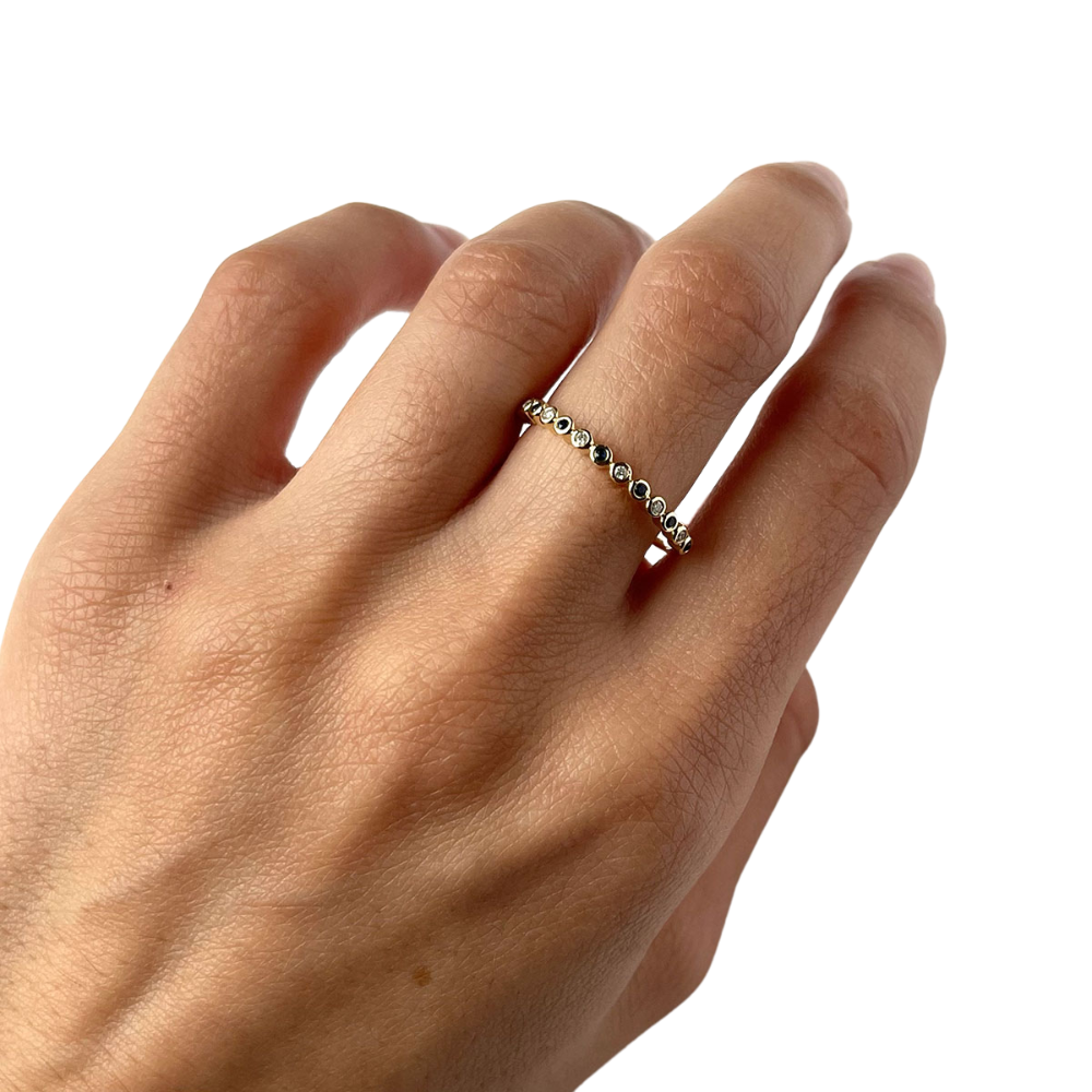 Anillo en oro amarillo 14k con zafiros y diamantes 0.10ctw redondos biselados pequeños