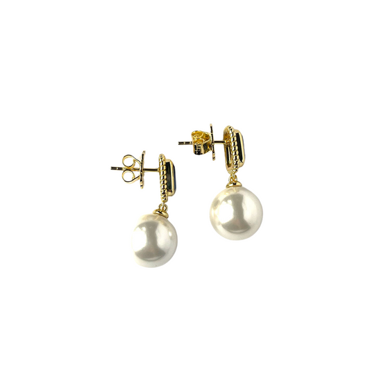 Arete de plata con baño de oro amarillo con perla y zafiro sintético