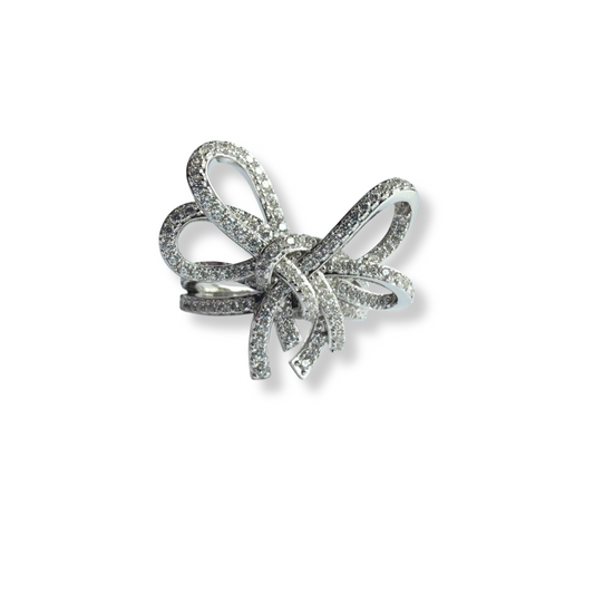 Anillo de lazo doble de plata con baño de platino y circonitas