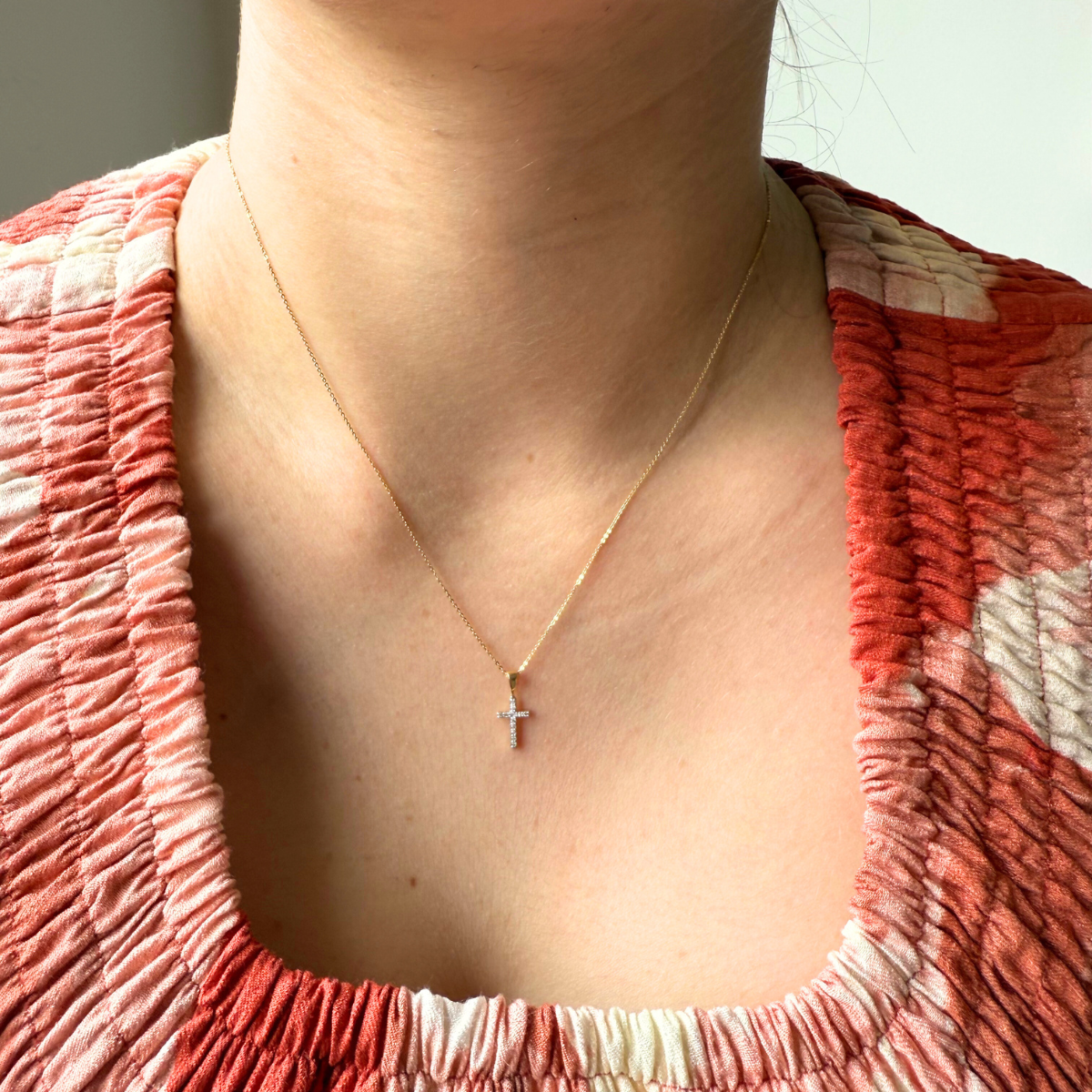 Dije de cruz en oro amarillo 14K con diamantes 0.05ctw