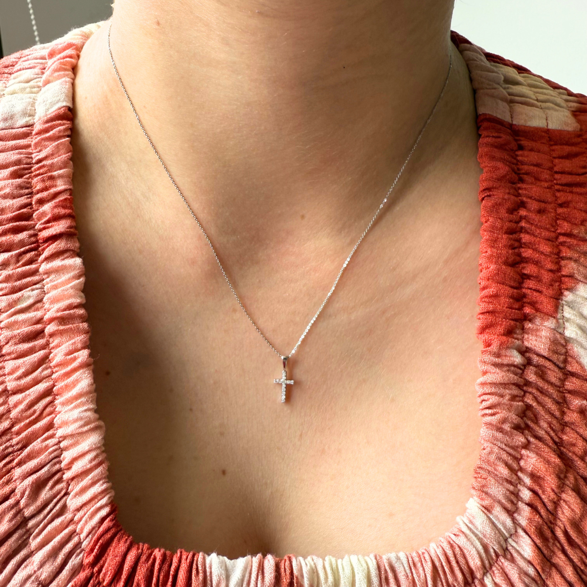 Dije de cruz en oro blanco 14K con diamantes 0.05ctw