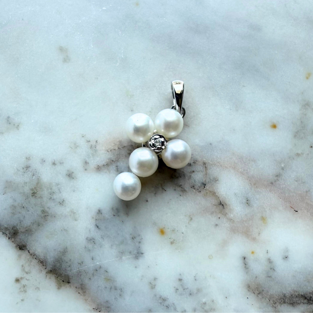 Dije cruz en oro blanco 14K con perlas y diamante