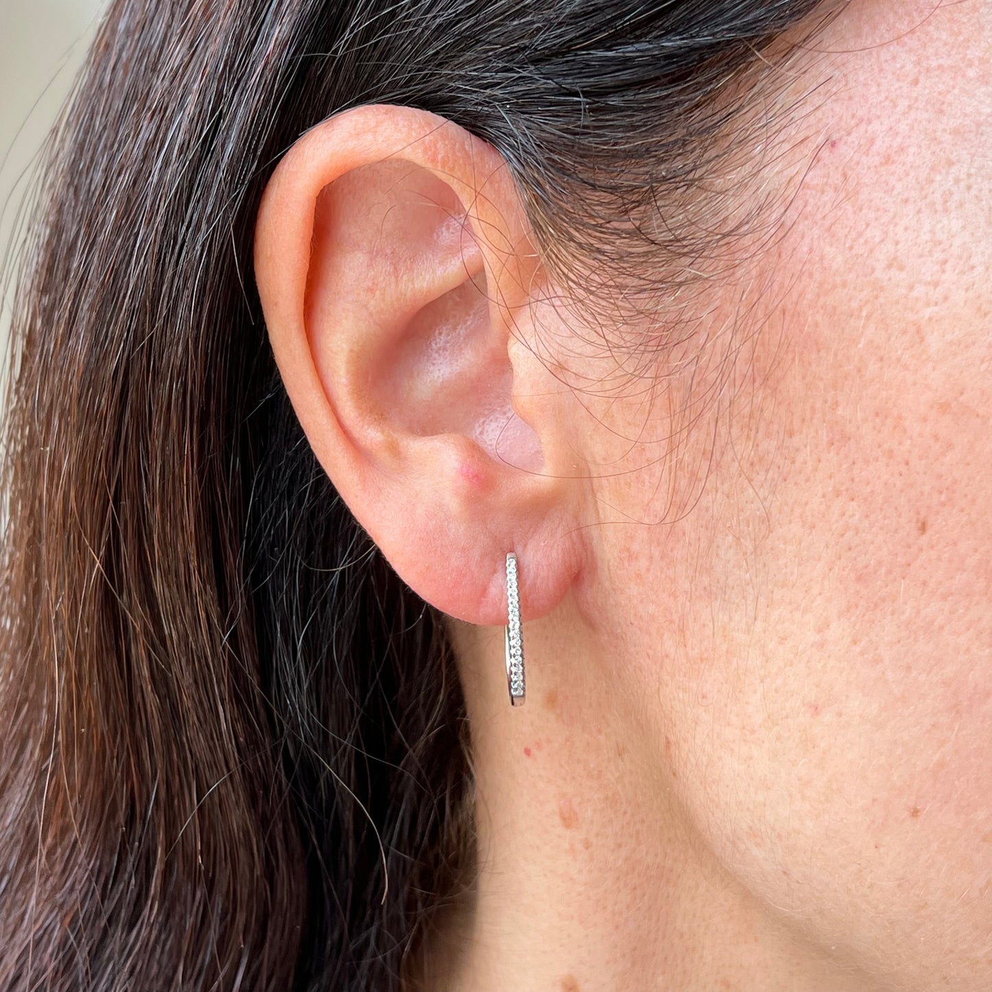 Argollas alargadas en oro blanco 14k con diamantes 0.13ctw