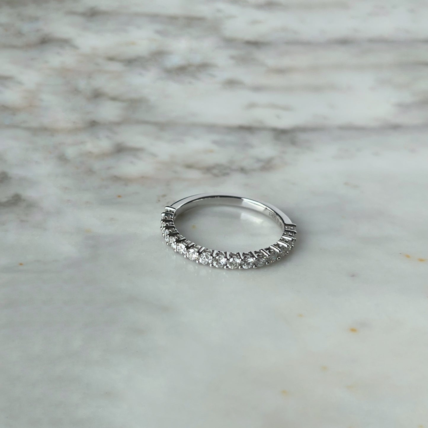 Medio cintillo de diamantes 0.50ctw en oro blanco 18k