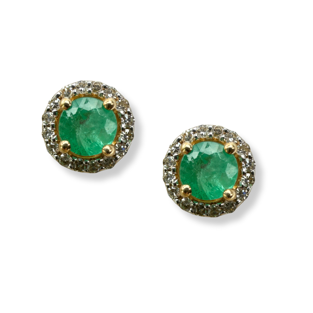 Aretes redondos en oro amarillo 10k con esmeraldas y halo de diamantes 0.10ctw