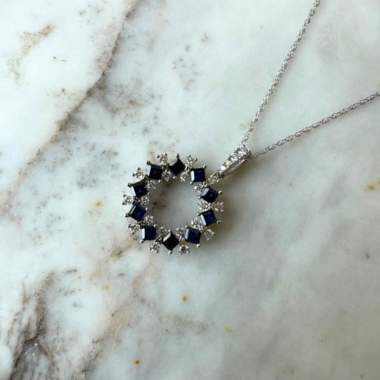 Collar en oro blanco 14K con dije redondo de zafiros y diamantes 0.33ctw