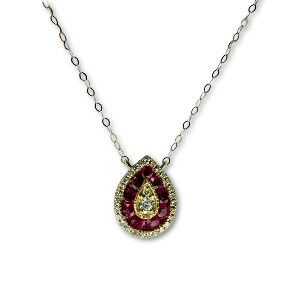 Collar en oro amarillo 14K con dije en forma de gota con rubíes 0.37ctw y diamantes 0.11ctw