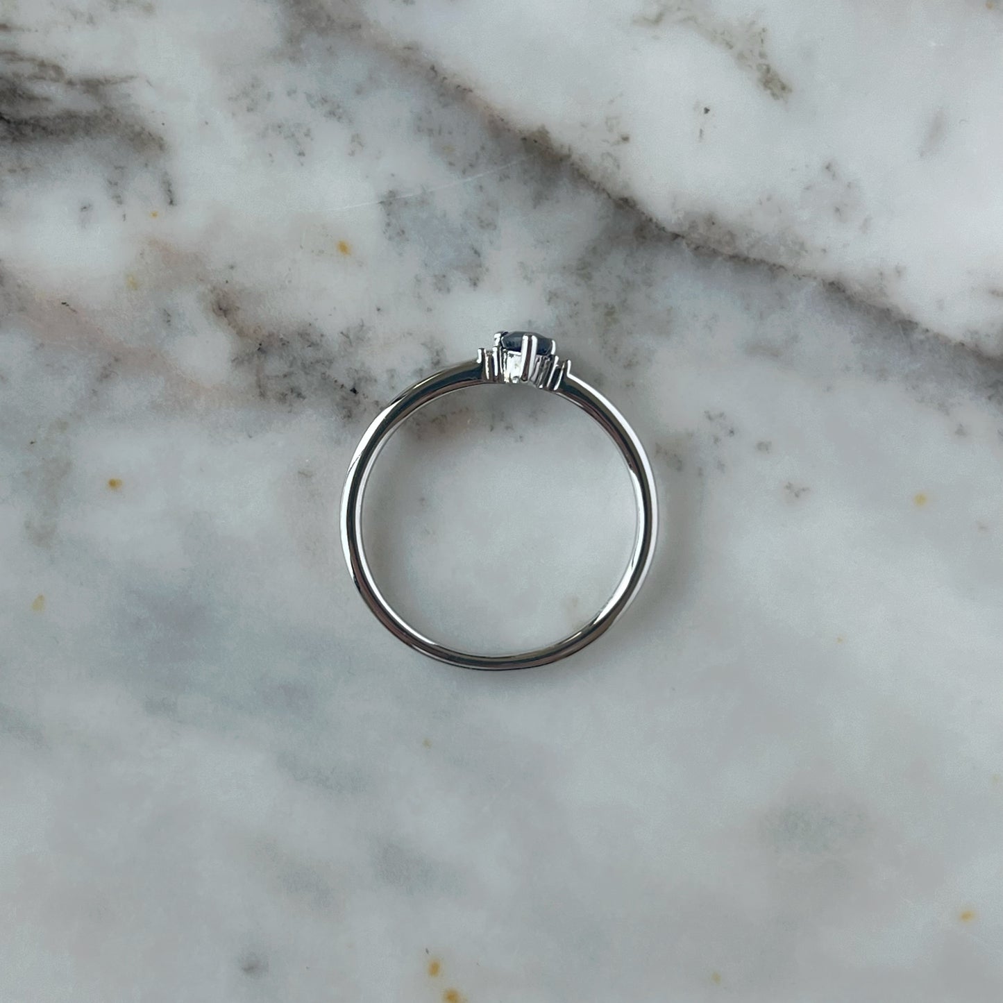 Anillo en oro blanco 10k con zafiro corte pera y diamantes