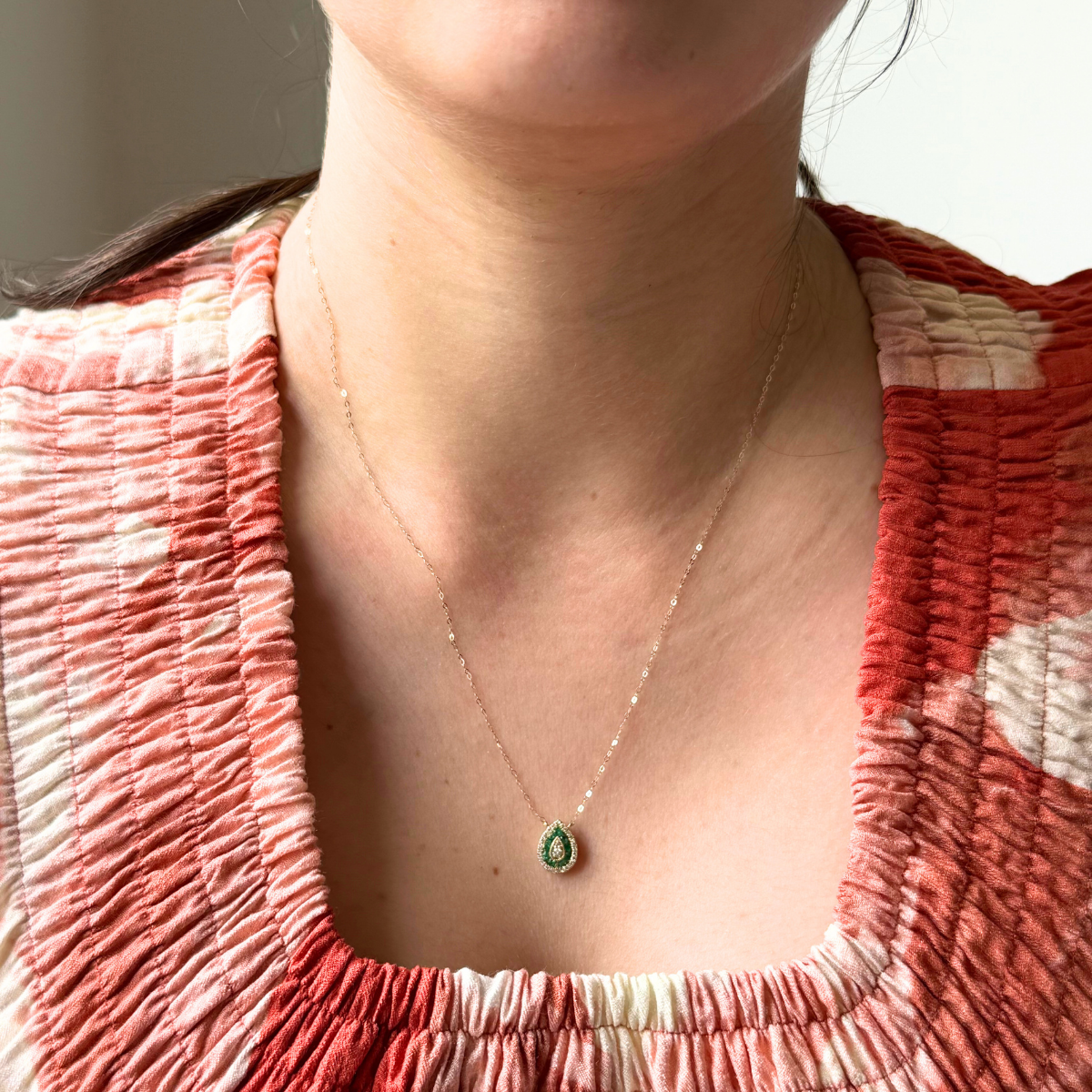 Collar en oro amarillo 14K con dije en forma de gota con esmeraldas 0.20ctw y diamantes 0.11ctw