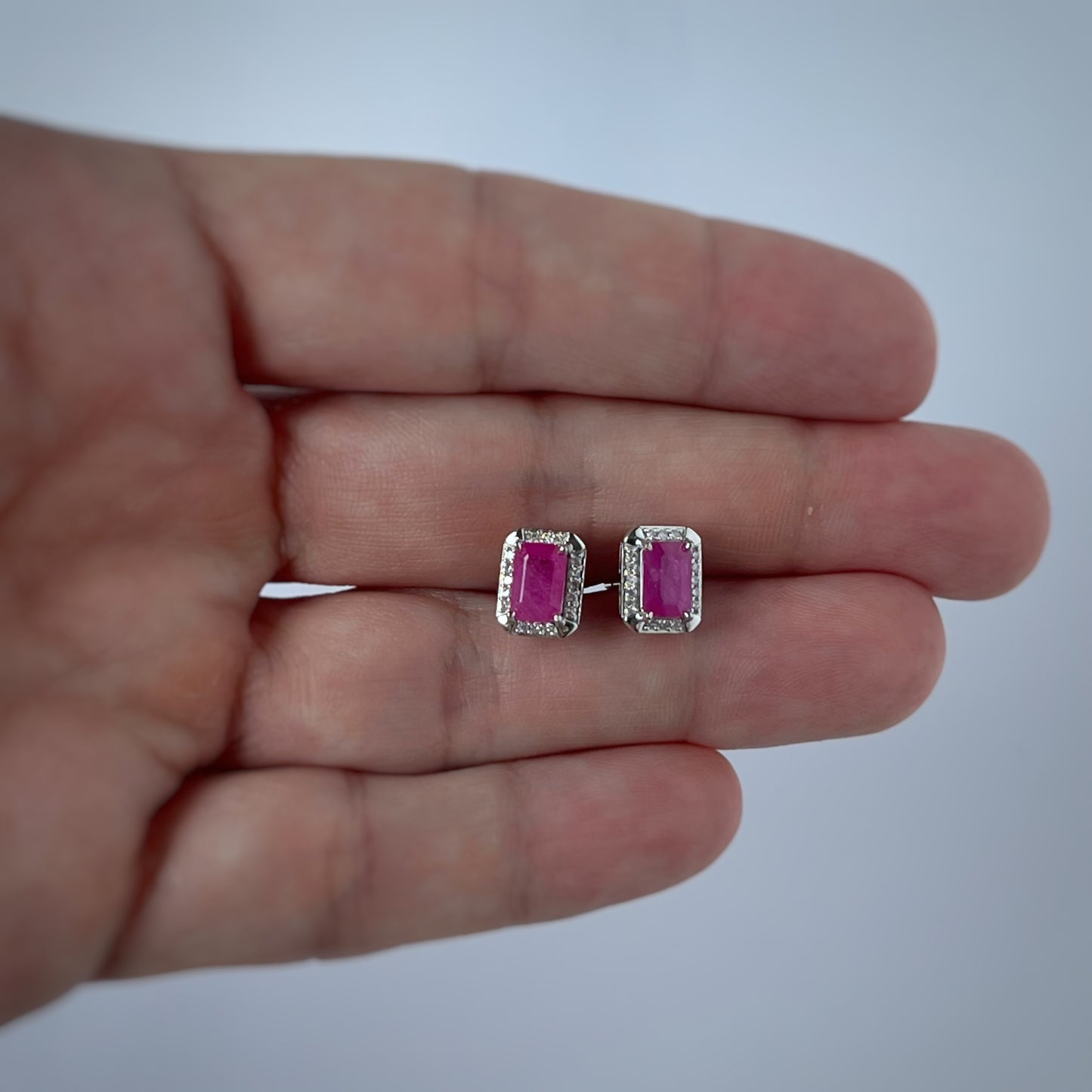 Aretes en oro blanco 10k con rubí corte esmeralda y halo de diamantes 0.15ctw