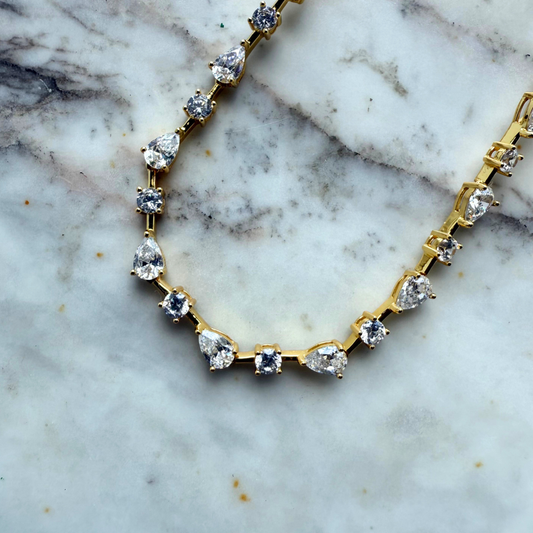 Collar en plata con baño de oro amarillo y circonitas de varias formas