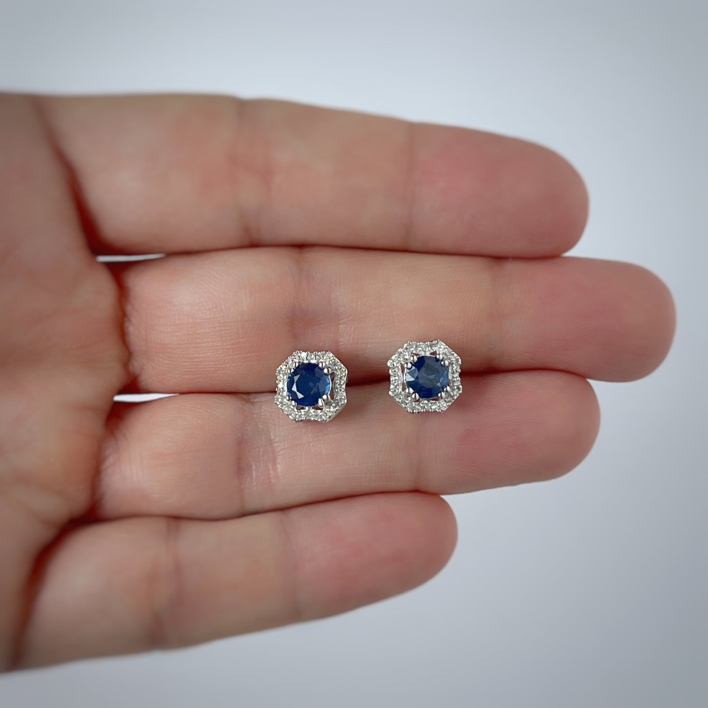 Aretes en oro blanco 10k octagonales con zafiro y diamantes 0.12ctw