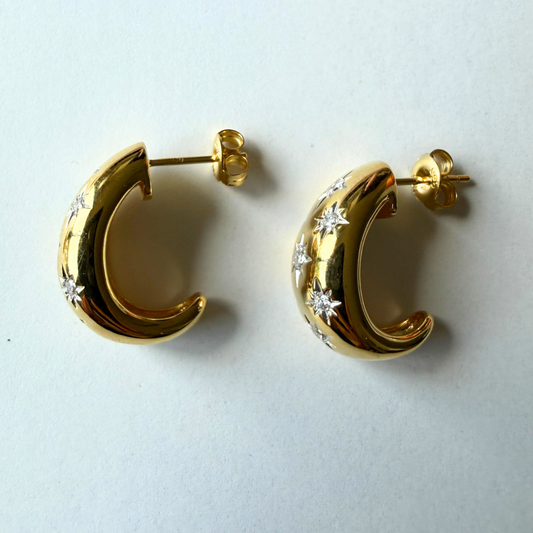 Media argolla de plata con baño de oro amarillo y estrellas con diamantes de laboratorio 0.50ctw