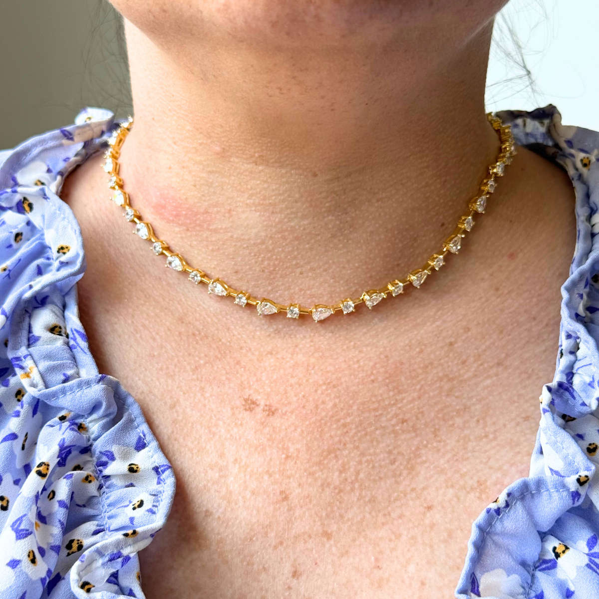 Collar en plata con baño de oro amarillo y circonitas de varias formas