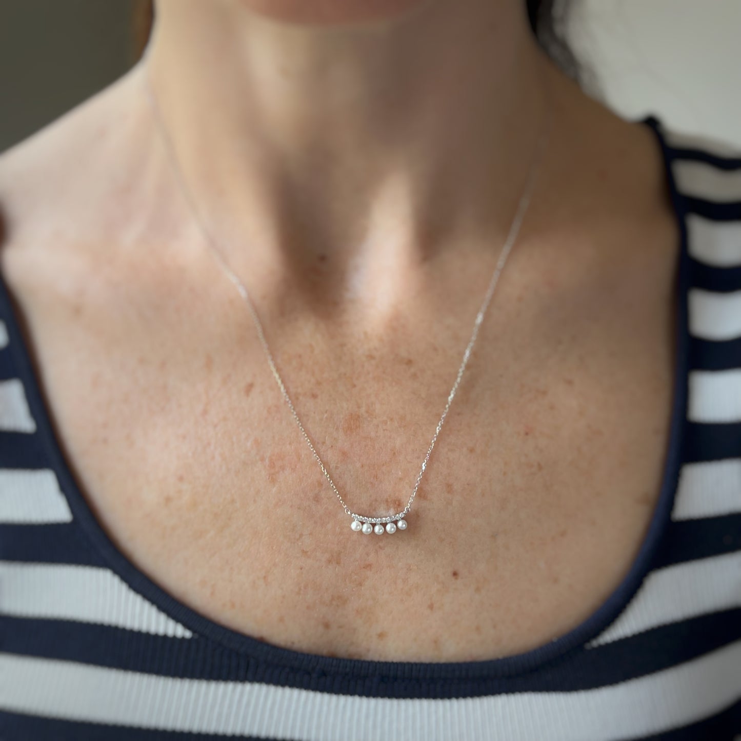 Collar en oro blanco 10k con curva de perlas y diamantes 0.05ctw