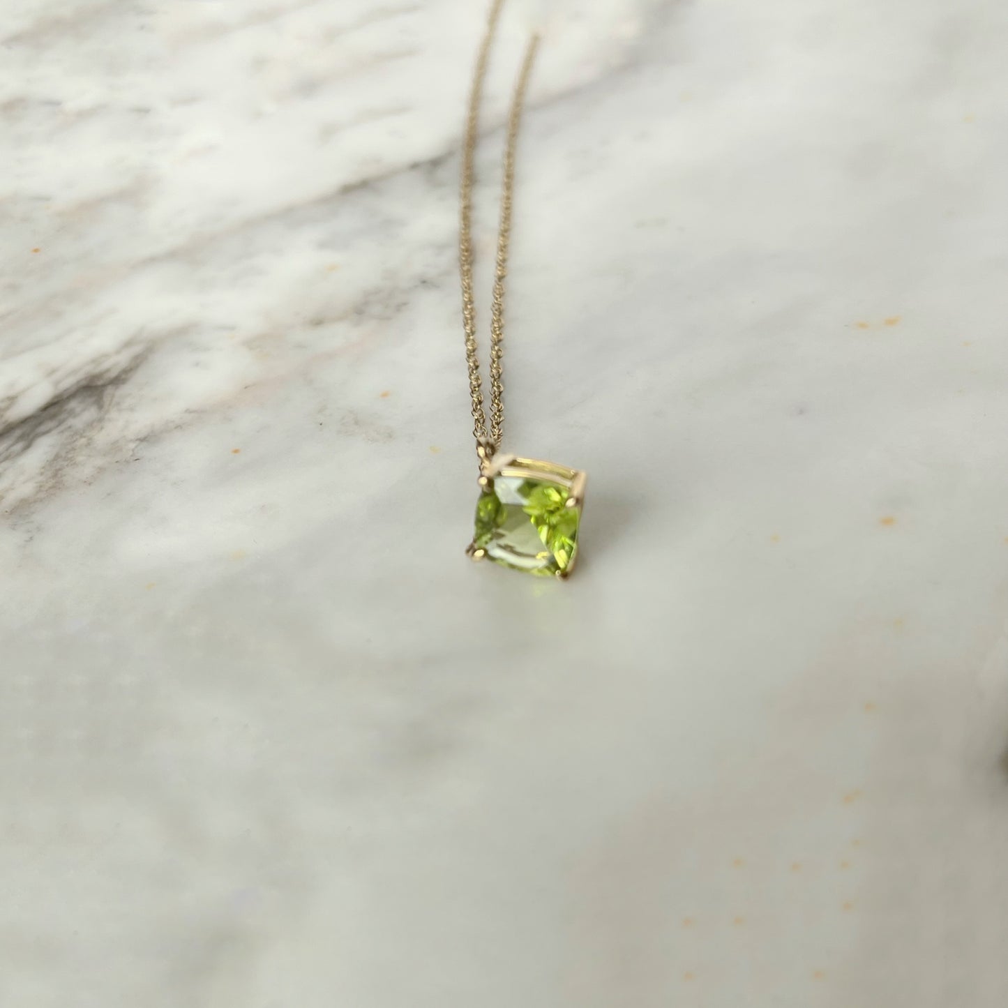 Collar en oro amarillo 10k con peridot cuadrada