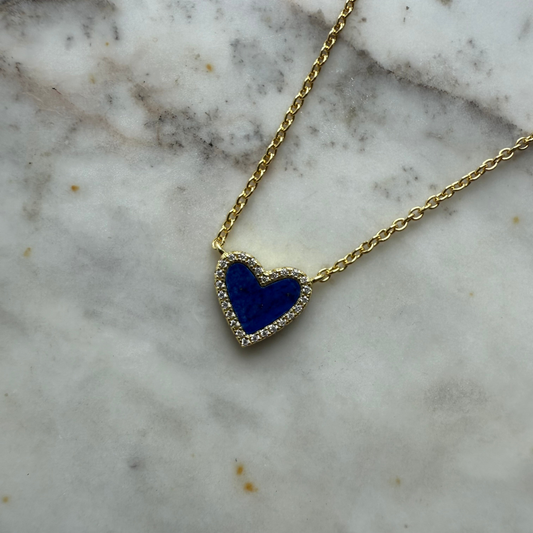 Collar con corazón de lapis lazuli y circonitas en plata con baño de oro