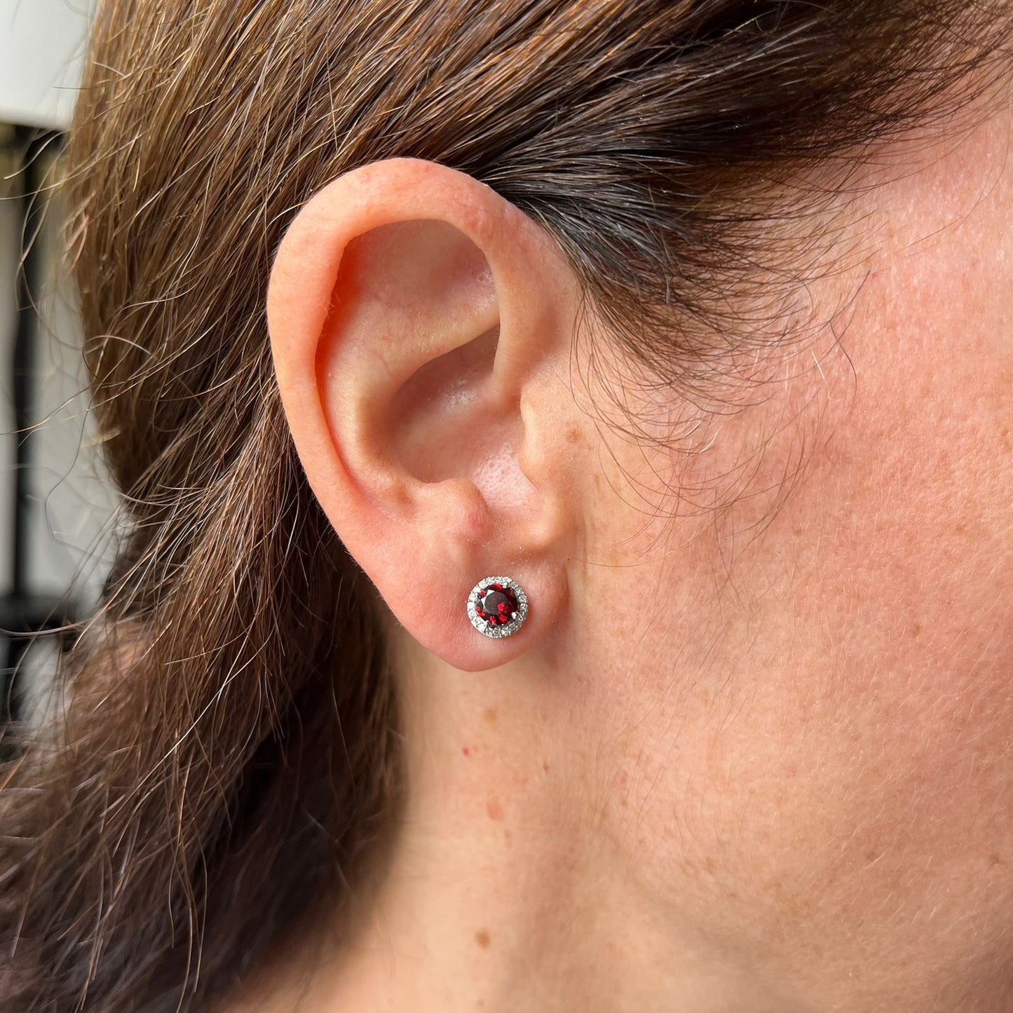 Aretes de plata con granate y halo de diamantes 0.10ctw