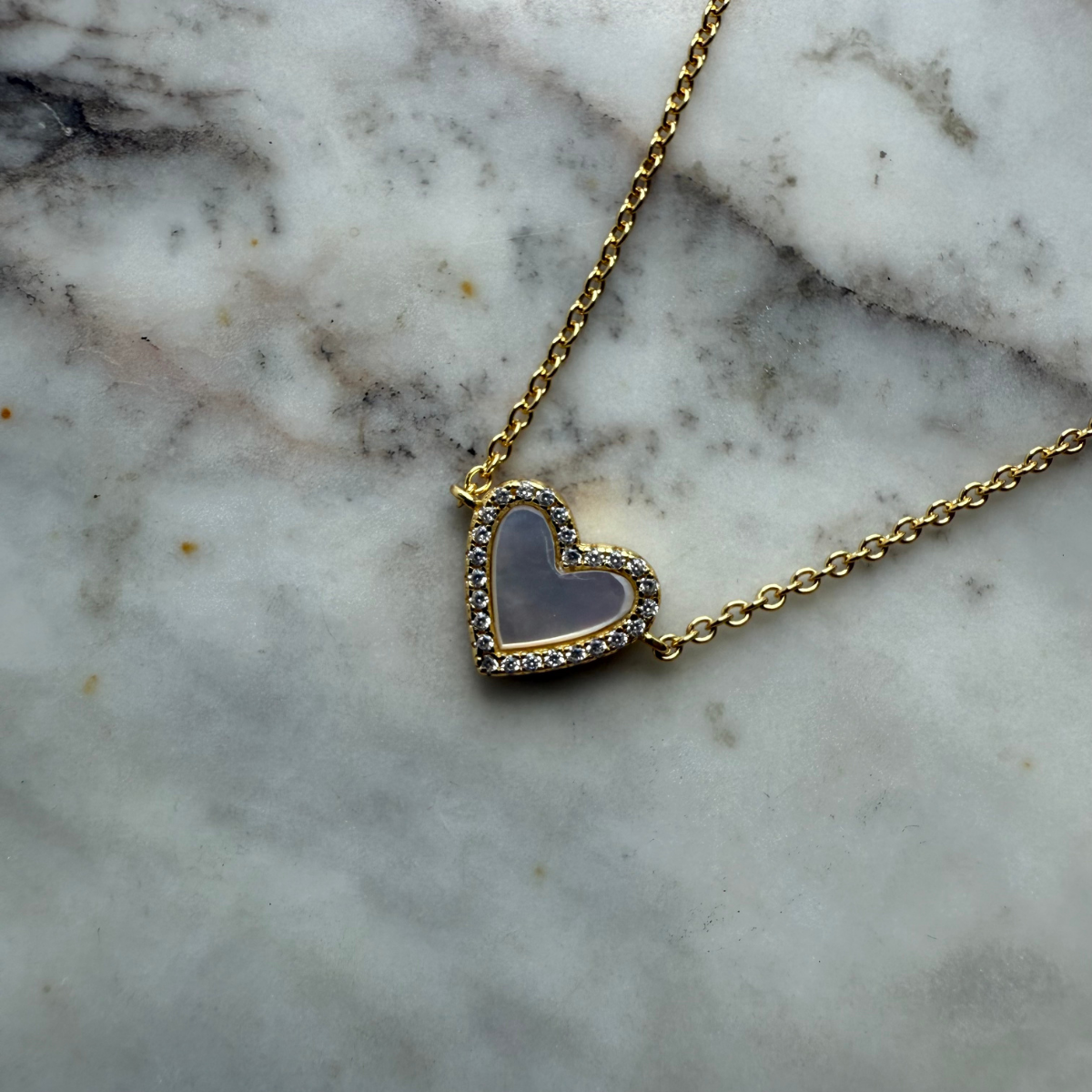 Collar de corazón de madre perla blanca con circonitas en plata con baño de oro.