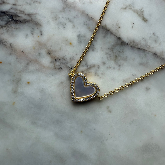 Collar de corazón de madre perla blanca con circonitas en plata con baño de oro.