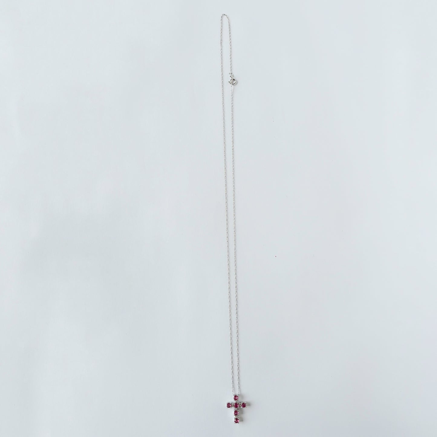 Collar con cruz de rubí y diamantes 0.02ctw en oro blanco de 14k