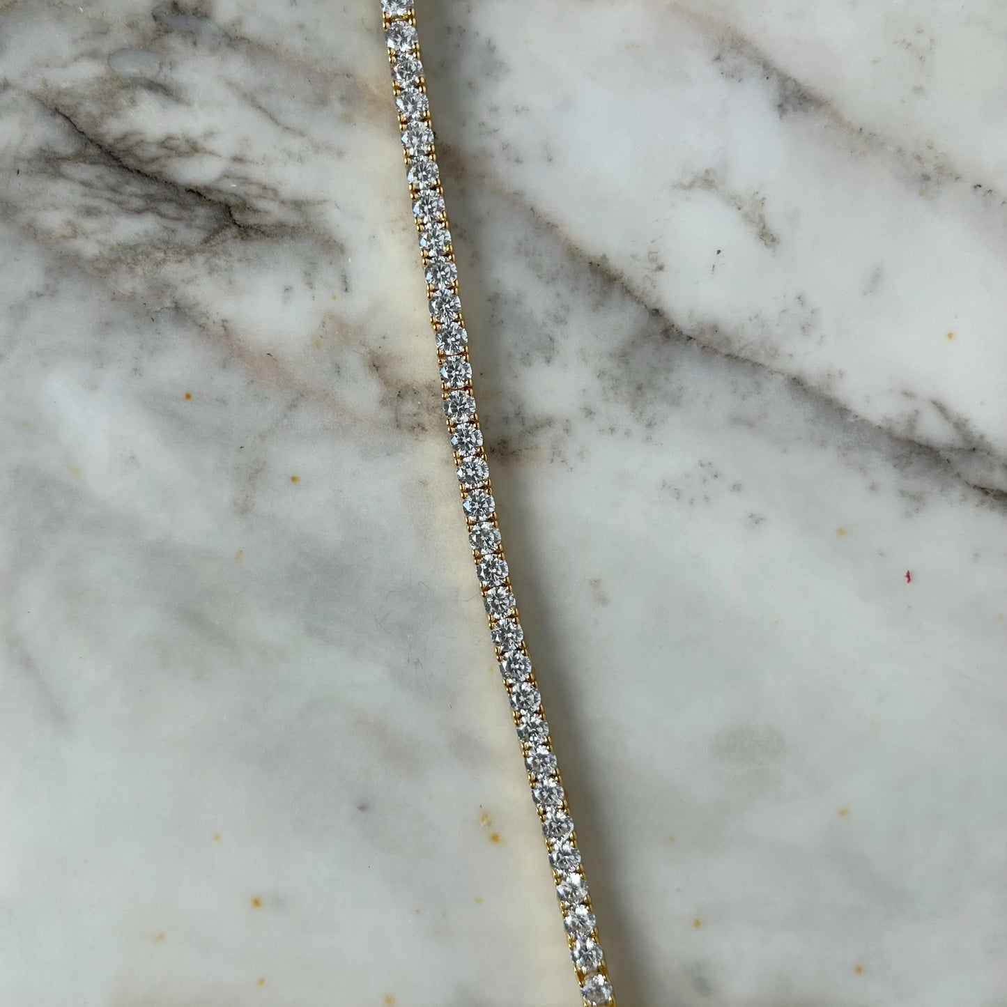 Pulsera tipo tenis en plata con baño de oro amarillo y circonitas 4ctw