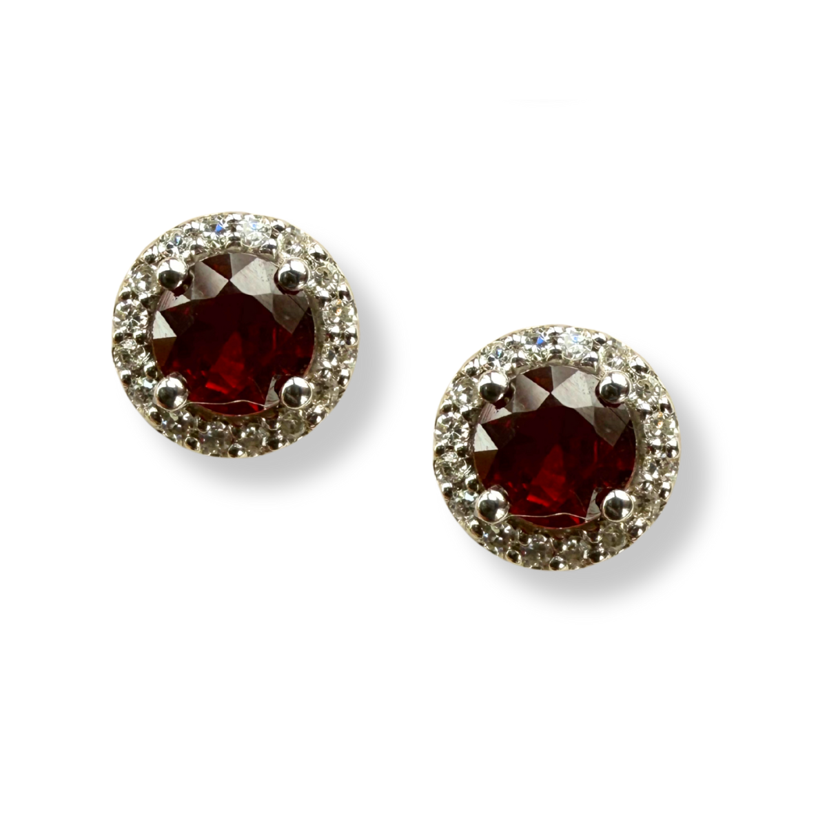 Aretes redondos en oro blanco 10k con rubíes y halo de diamantes 0.10ctw