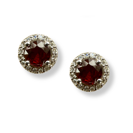 Aretes redondos en oro blanco 10k con rubíes y halo de diamantes 0.10ctw