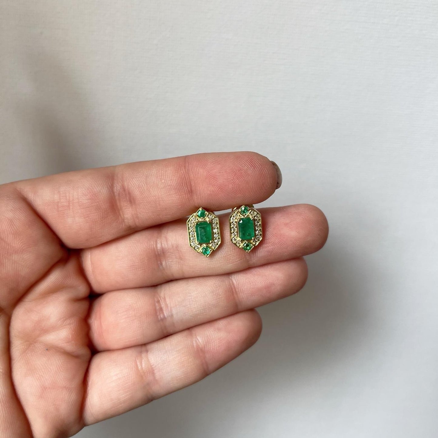 Aretes en oro amarillo 14k con esmeralda corte esmeralda y diamantes 0.30ctw