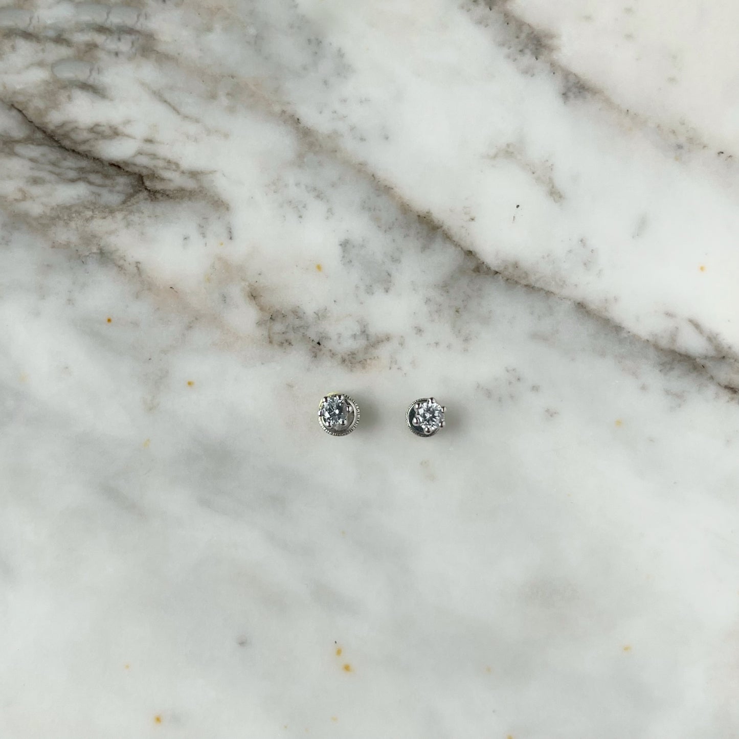 Aretes en oro blanco 14k con circón redondo con broche rosca