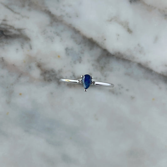 Anillo en oro blanco 10k con zafiro corte pera y diamantes