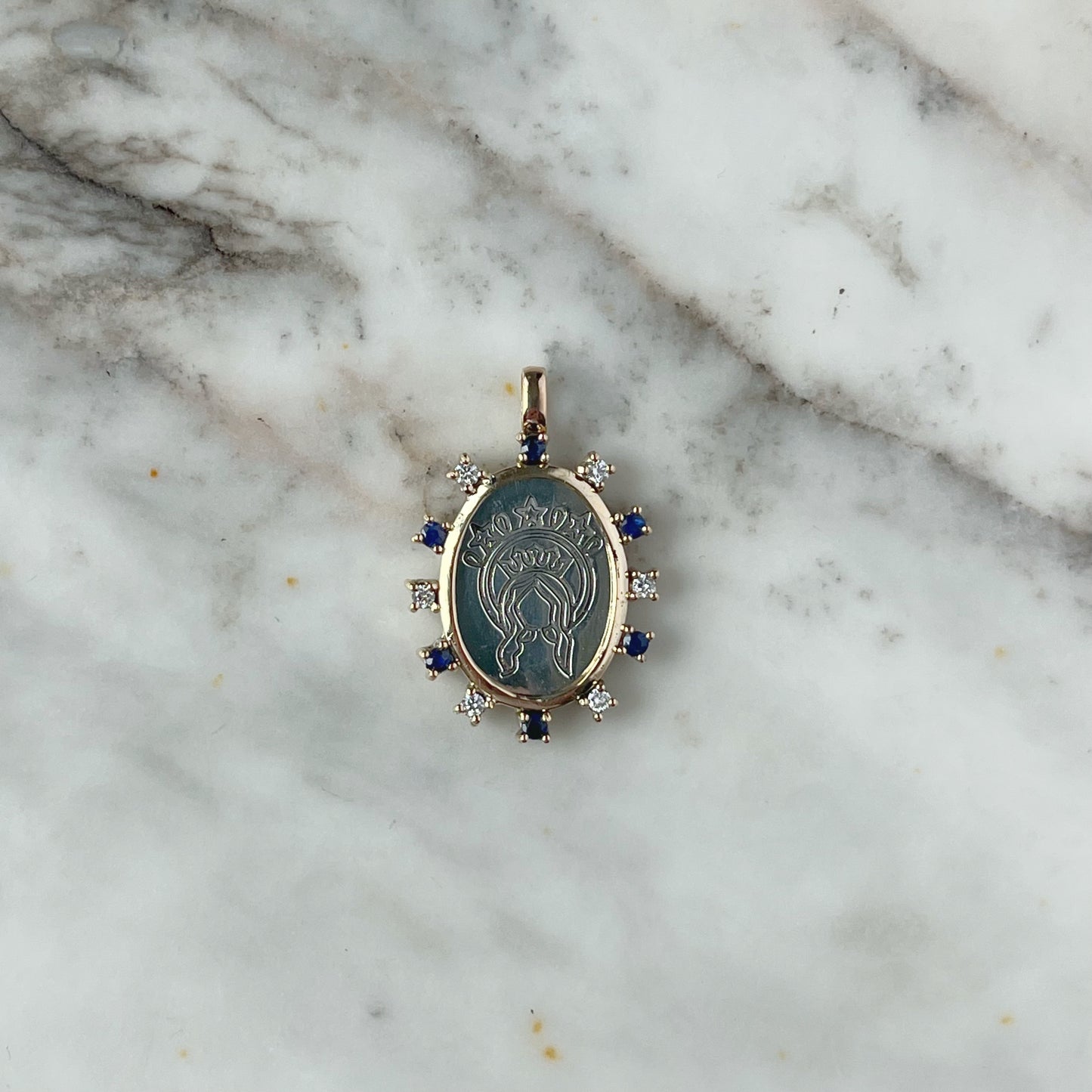 Dije escapulario de virgen repujado y sagrado corazón en plata y oro de 14k con zafiros y diamantes