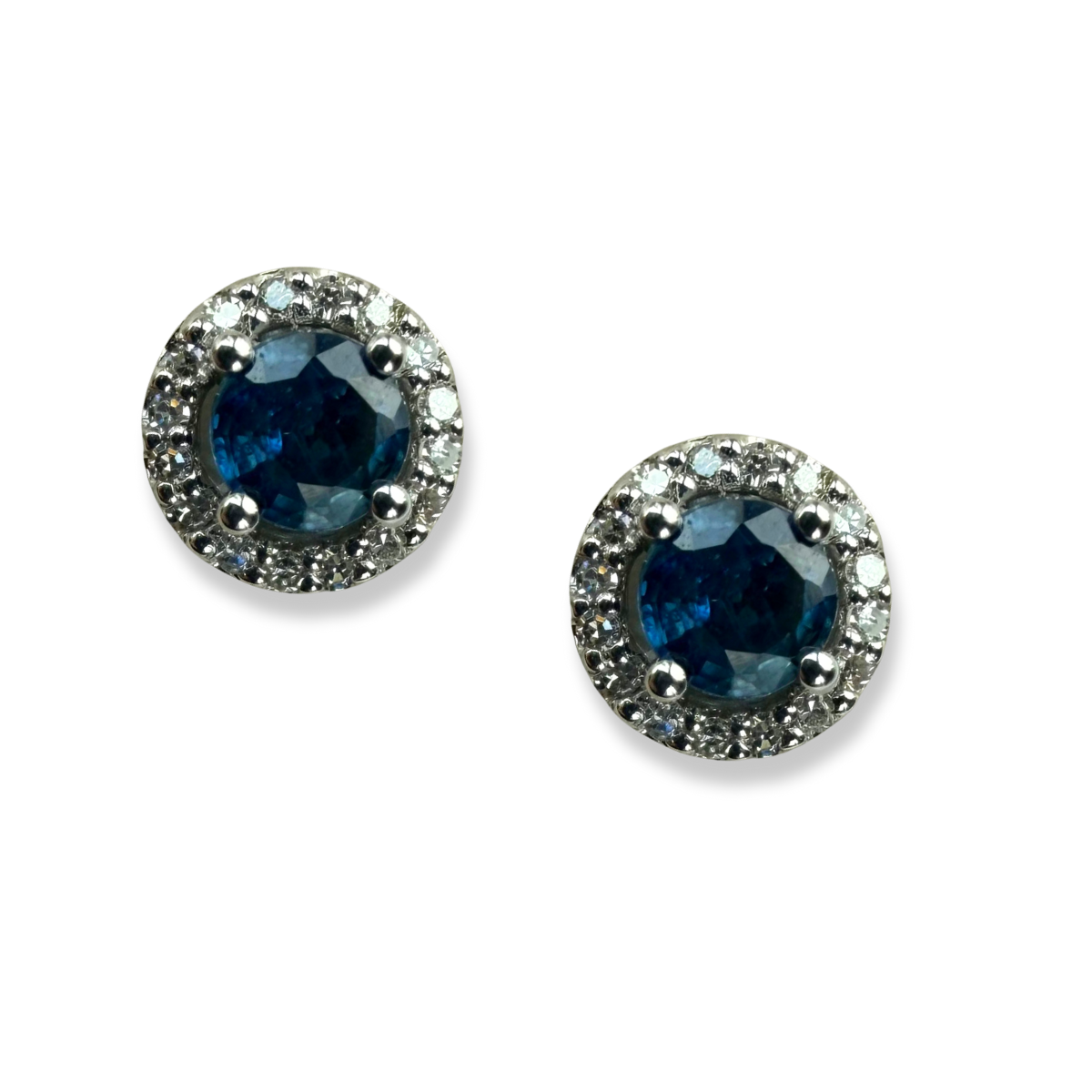 Aretes redondos en oro blanco 10k con zafiros y halo de diamantes 0.10ctw