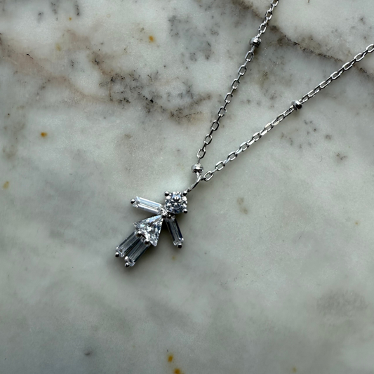 Collar de plata con baño platino y figura de niña con circones