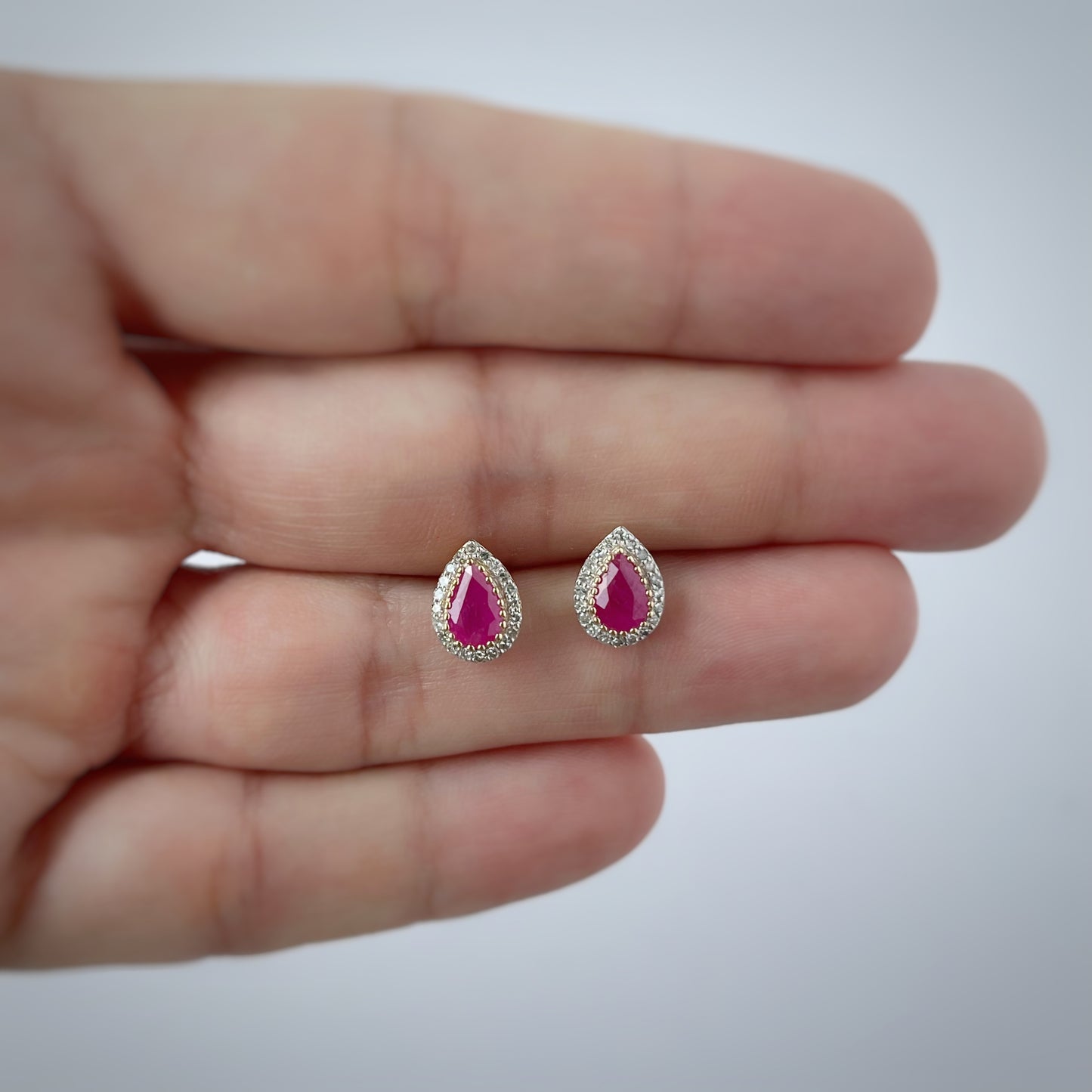Aretes en forma de gota en oro amarillo 14k con Rubí y halo de diamantes .20ctw