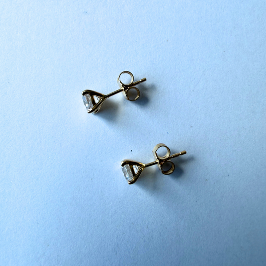 Aretes stud martini en oro amarillo 14k con diamantes de laboratorio 1ctw