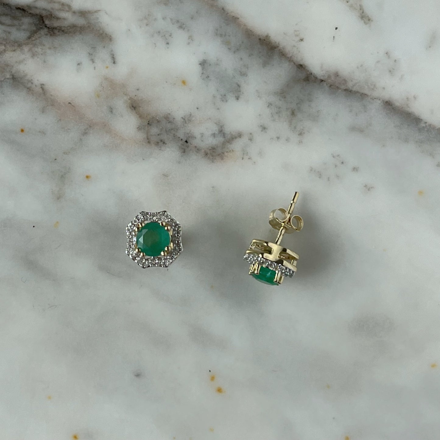 Aretes en oro amarillo 10k octagonales con esmeralda y diamantes 0.12ctw