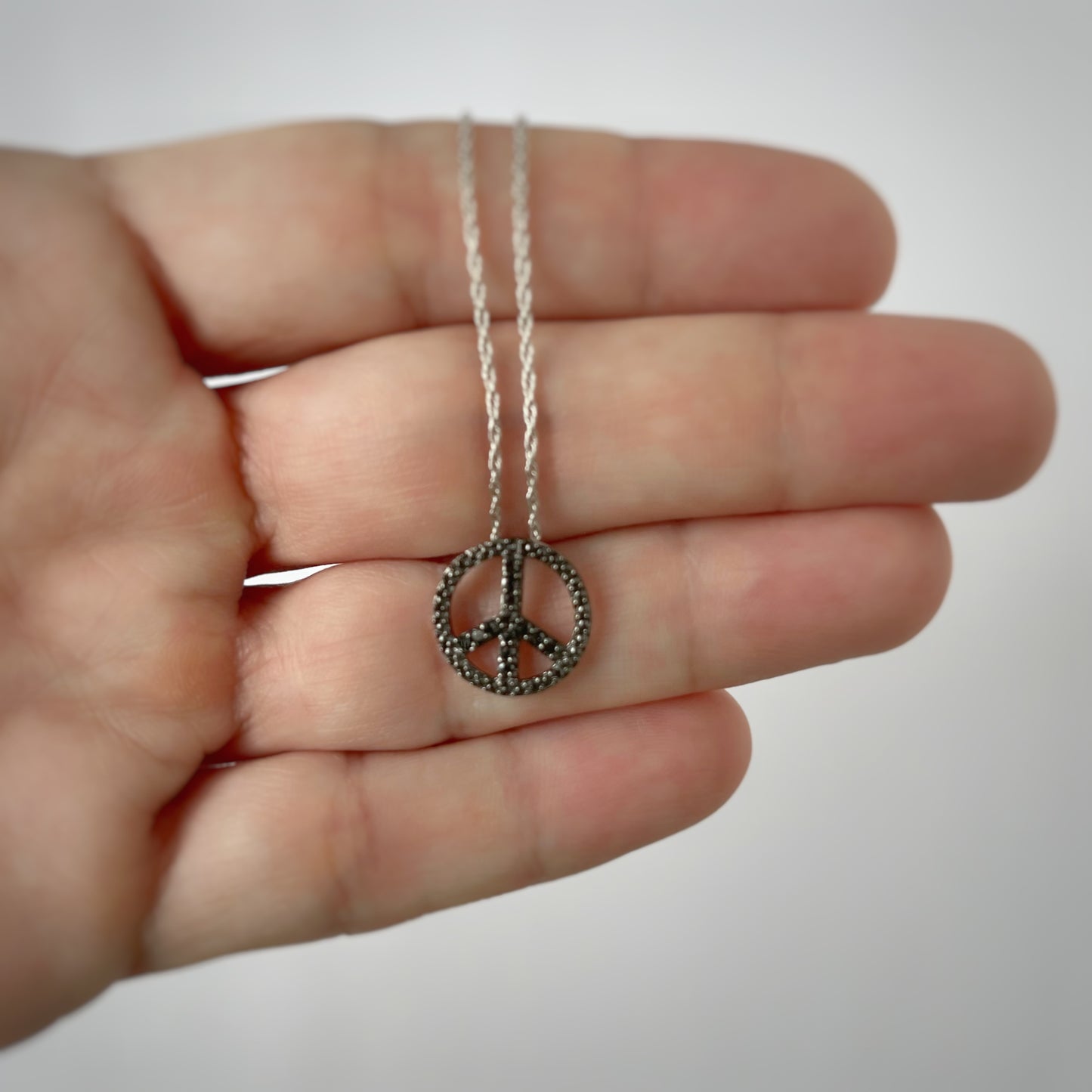 Collar en plata con dije de signo de paz de diamantes negros 0.12ctw