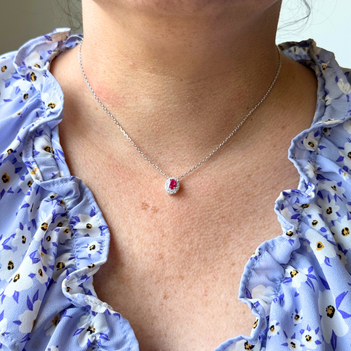 Collar de plata con baño platino y circonita ovalada roja con halo de circonitas blancas