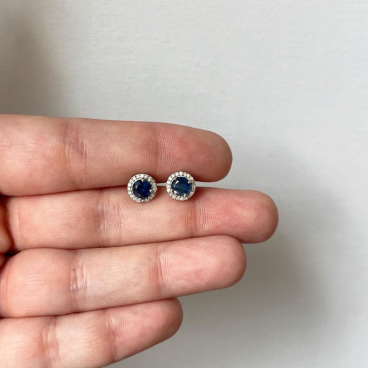 Aretes de plata con zafiro azul y halo de diamantes 0.10ctw
