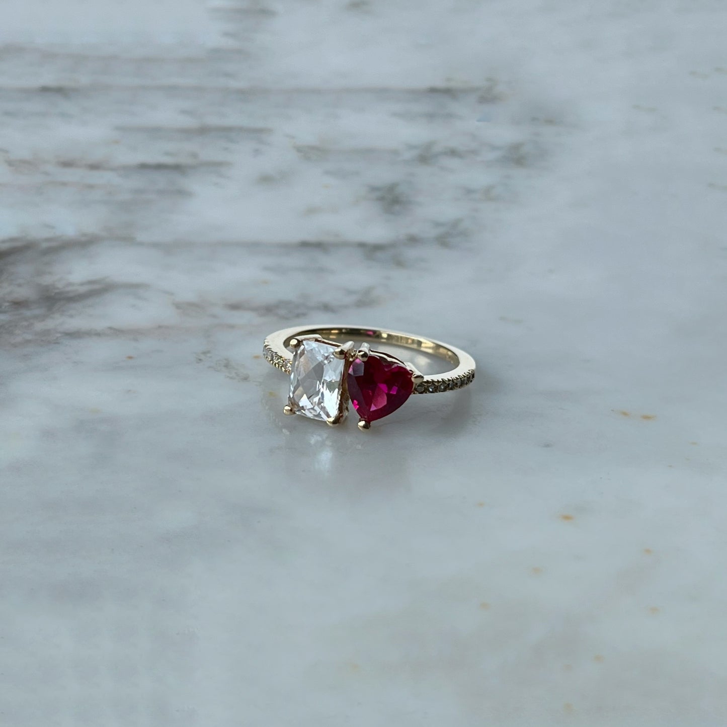 Anillo en oro amarillo 14k con rubí y zafiro de laboratorio y 0.10ctw de diamantes