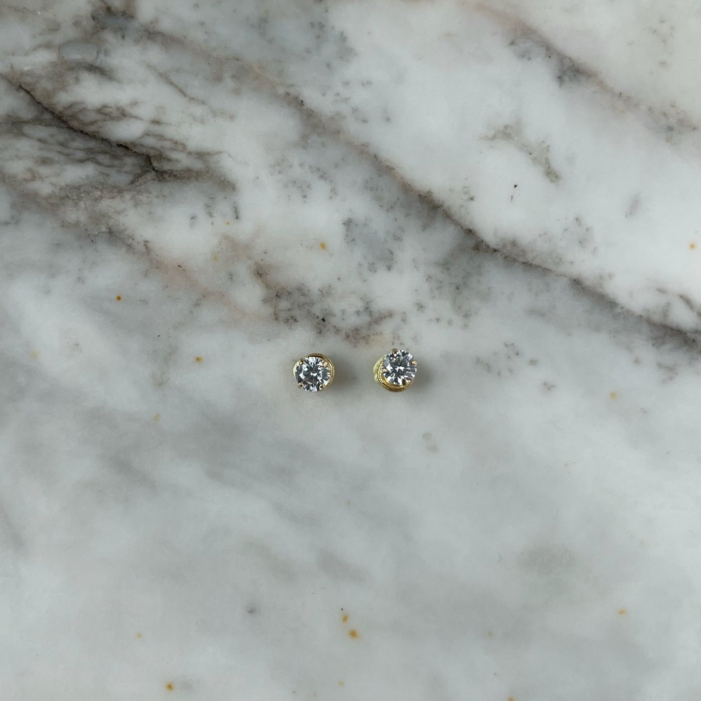 Aretes en oro amarillo 18k con circones de 4mm con broche rosca