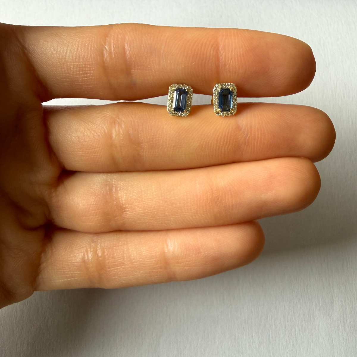 Aretes en oro amarillo 10k con zafiros corte esmeralda y halo de diamantes 0.13ctw
