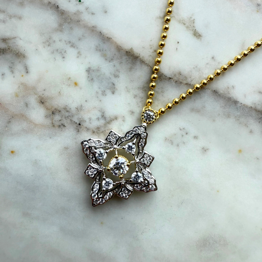 Collar de plata con baño de oro amarillo y dije de cuatro puntas con circonitas