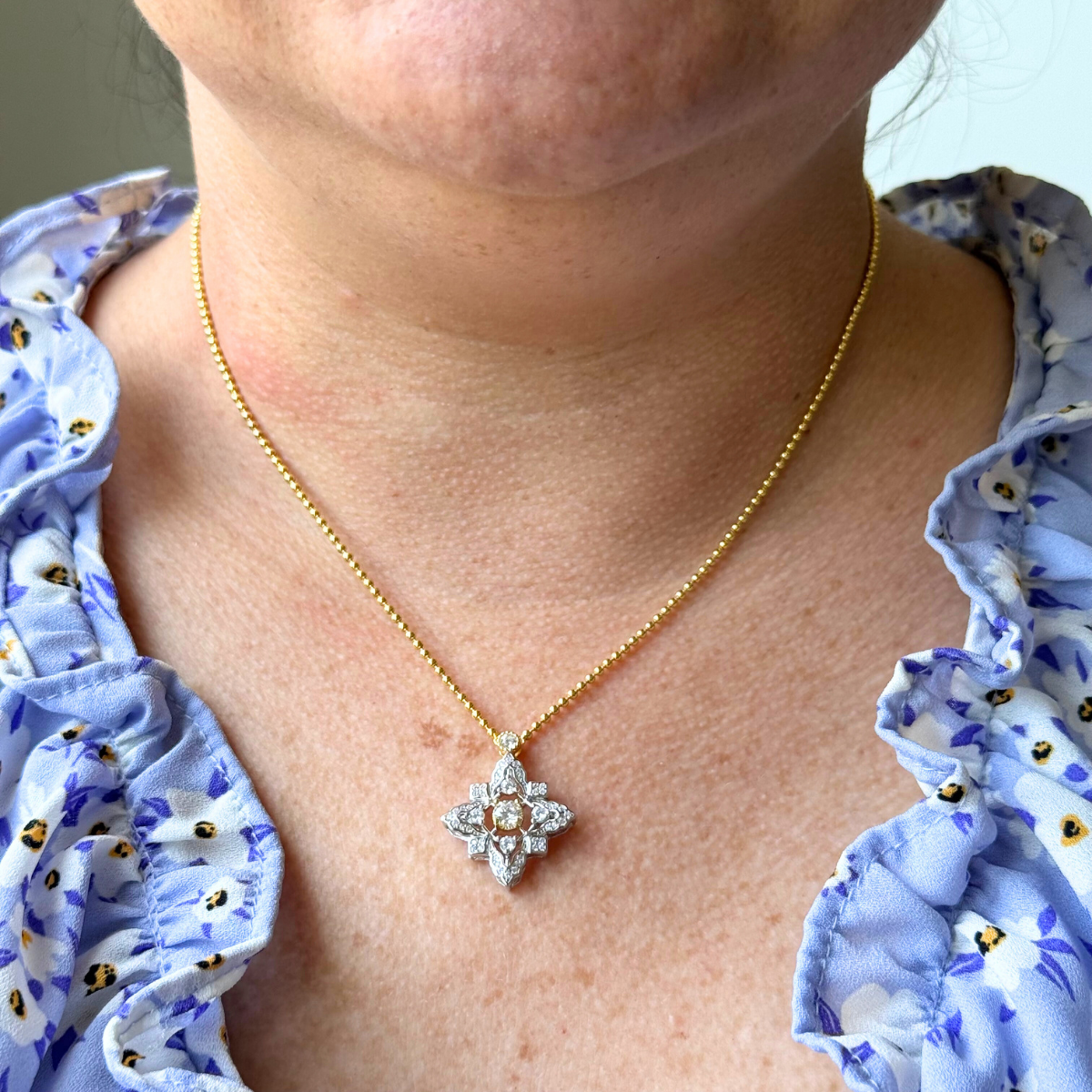 Collar de plata con baño de oro amarillo y dije de cuatro puntas con circonitas