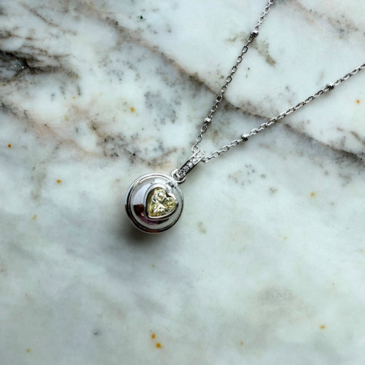 Collar de plata con baño de platino y dije bolita con corazón de circonita amarilla